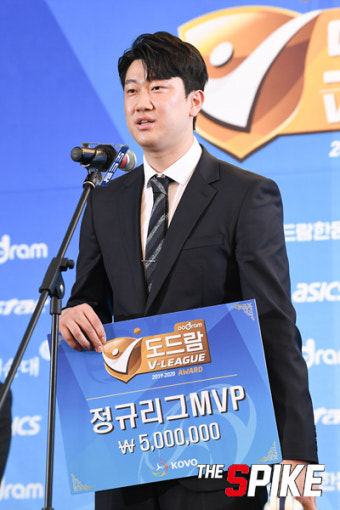 ‘남자부 FA 최대어’ 나경복 우리카드 잔류…3년 연봉 4억 5천만 원에 계약