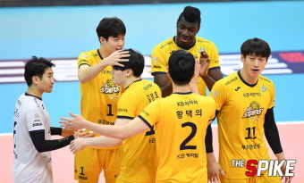 ‘화력싸움 우위’ KB손해보험, 우리카드 꺾고 선두 탈환
