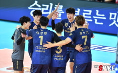 ‘삼각편대 동시 폭발’ 우리카드, 현대캐피탈 꺾고 A조 1위로 4강행[도드람컵]