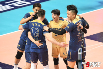 신영철 감독의 포지션 재정비는 성공적! 우리카드, 삼성화재 제압 [스파이크노트]