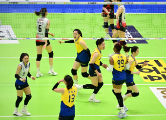 ‘큰 육각형’ 현대건설, ‘작은 육각형’ 정관장에 3-0 승리하며 5연승 쾌거 [스파이크노트]