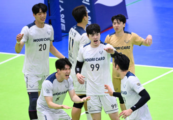 '마테이 26점' 블로킹 싸움에서 웃은 우리카드, 한국전력 꺾고 승점 50점 고지 밟아 [스파이크노트]