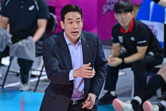 2위 현대건설 상대하는 3위 정관장 고희진 감독 