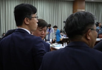 조국 압수수색영장 70건 '과잉 수사' 논란... 법조계 시각은