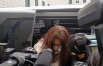 '경찰 빽' 있다던 9호선 휴대폰 폭행 20대 여성, 징역형 선고되자 눈시울 붉혀