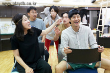 ‘평균 1인 12역’ 연극적 상상력 극대화한 ‘창문 넘어 도망친 100세 노인’ 