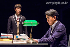 돌아온 소년의 은밀하고 위험한 글쓰기, 연극 ‘맨 끝줄 소년’