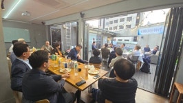 책만사 30주년 기념하는 합정동 밤 나들이