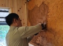 황토를 바르는 일은 자연을 회복하는 과정