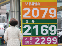국제유가 떨어지는데…주유소 기름값은 왜 그대로 소비자는 봉?