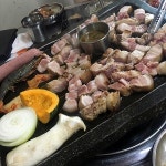 제주 애월 흑돼지 맛집 ‘애월 그때그집’, 두툼한 제주 흑돼지의 풍미로운 육즙 느낄 수 있어