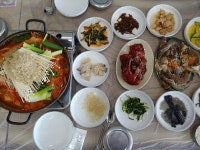 충청남도 향토음식인 알이 꽉 찬 게국지를 즐길 수 있는 안면도 맛집 ‘시골밥상’