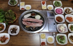 청정한 제주 애월 흑돼지 맛집으로 알려진 ‘백번가든’, 각종 푸짐한 메뉴 제공