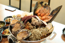 해녀가 직접 잡아 올린 해산물로 만드는 제주 한림 맛집 “해녀세자매”