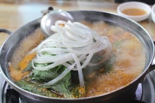 입소문 듣고 온 손님이 단골이 되는 사당역 맛집 ‘원당감자탕’