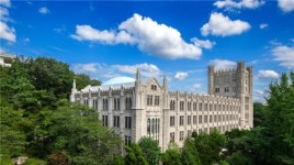 경희대학교 경영대학원 세부전공으로 특화교육에 역점을 두다