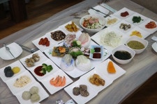 싱싱한 대게를 선주 직판매로 저렴하게 만나보는 속초 동명항 맛집 ‘비치대게’