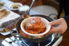 제주공항 근처에 위치한 제주시 갈치조림 맛집 ‘신옛촌 제주점’, 아침식사 제공!