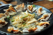 광안리 맛집 갈삼구이,  부산의 별미 조개와 삼겹살의 조화로운 메뉴 제공