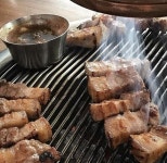 제주도 애월맛집 명물 흑돼지고기 ‘도민상회 본점’, 참숯불에 구워 토종흑돼지의 참맛을 제공해