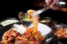 푹 익은 맛이 일품인 묵은지 김치찜 김수미·백종원만의 만드는 법은?