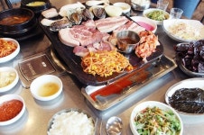 봄 분위기 가득한 제주항 근처 흑돼지거리 맛집? ‘돈향기’, 향토음식 선사