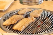 식도락 여행 나선 미식가 잡는 향토음식? 제주공항 근처 점심식사 맛집 ‘제주 돌담촌’, 장겹살 선보여