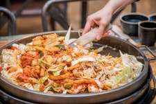 ‘스퀴즈 브루어리’, 춘천 명물 닭갈비 선보이는 수제 맥주펍으로 눈길
