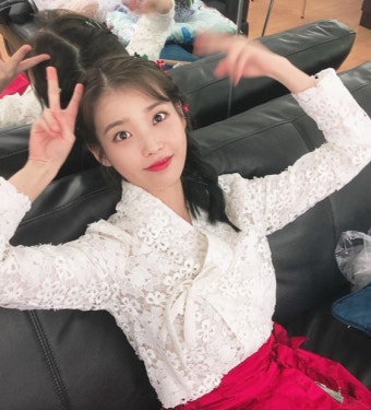 아이유 작곡 ‘블루밍’ 화제, 근황 보니 “방콕에서 메리크리스마스”