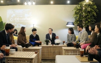문재인 대통령, 육아문제·주52시간 근무제 등 직장인과 대화