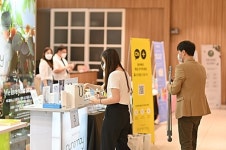 [K클래스] 생화 토너로 보습부터 안티에이징까지...천연 코스메틱 퓨어메이