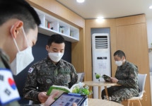 [포토] 청춘책방에서 책 읽는 우리 청년장병들