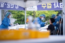 신규 확진자 1715명...사흘째 감소