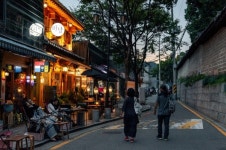 보행자우선도로 도입...차량 시속 20km 제한 가능