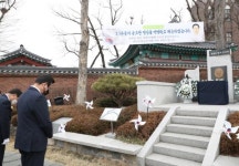 유관순 열사의 넋을 기리고 있는 성장현 용산구청장