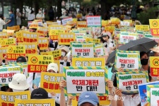 만5세 입학 즉각 철회해야...학제 개편 반대 거세