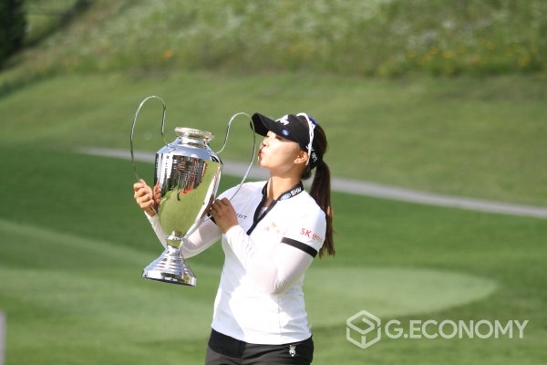김지영2, 즐기면서 했더니 우승했다... 연장 2차전 이글 퍼트 승부가려 | 포토뉴스