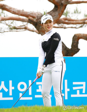 [포토] 박현경, 미소 지으며...2021 두산 매치플레이 챔피언십