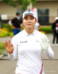 [포토] 이동하며 깜찍 손인사 김유빈...롯데 오픈 1R