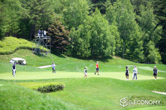 [포토] 그린 위 선수들...맥콜 · 모나파크 오픈 with SBS Golf 공식 연습