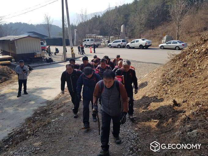 무주 부남면 산불, 야산으로 번지고 확산 중, 피해 면적 10헥타르 넘어 - 소방당국 긴급 대응 중