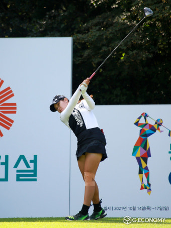 고향에서 '우승 도전' 박현경, 핀만 보고 과감하게 치겠다...2R 버디 7개 우승 경쟁