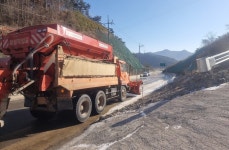 순창군 쌍치면 빙판길 사고 위험에 남원국토관리사업소 발빠른 대처