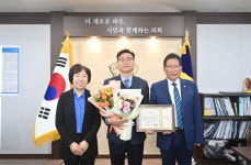파주시의회, 이달의 칭찬공무원 이법주 도로보수2팀장 선정