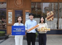 4년 연속 기네스북 ‘롱런’하고 있는 롤케익을 롱 사이즈로 만나보세요~! 파리바게뜨, 실키롤케익 기네스북 등재 4주년 ‘1988 실키롱케익’... 