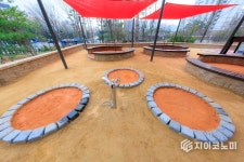 마포구, 도심 속 건강 걷기 명소 ‘맨발 황톳길’ 연이어 개장