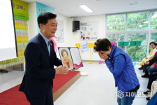 서울 성북구 장위실버복지센터, 어르신 염색 봉사로 ‘청춘의 색’ 입히다