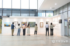 딱딱한 관공서? NO! 회화 전시부터 미디어아트까지...양천구청 1층 열린 문화 공간으로 탈바꿈