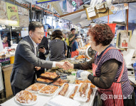 진교훈 강서구청장, 추석 앞두고 전통시장 찾아 민생 살펴