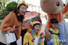 어린이날 앞둔 수원 산의초…캐릭터와 함께한 ‘행복한 등굣길’